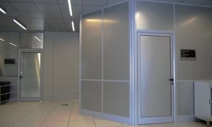 διαχωριστικά εσωτερικών χώρων σε γραφεία με πόρτες και πάνελ αμμοβολή για ιδιωτικότητα SMARTIA P100